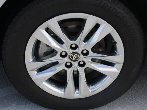 Certified 2025 Toyota Sienna Limited image 9