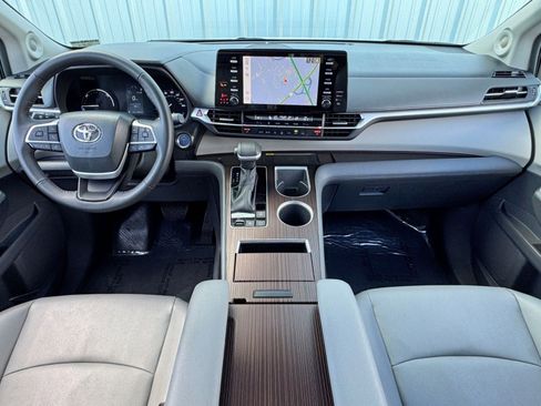 Used 2023 Toyota Sienna XLE w/ XLE Plus Package image 13