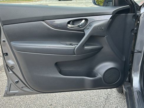 Certified 2018 Nissan Rogue SV w/ Premium Package image 14