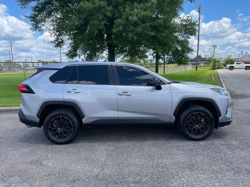 Used 2022 Toyota RAV4 LE FWD image 9