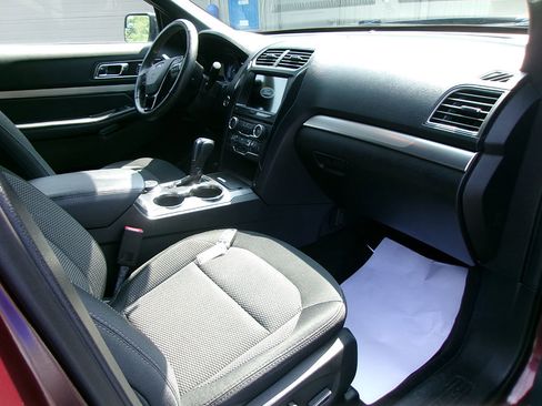 Used 2018 Ford Explorer XLT w/ Equipment Group 201A image 10