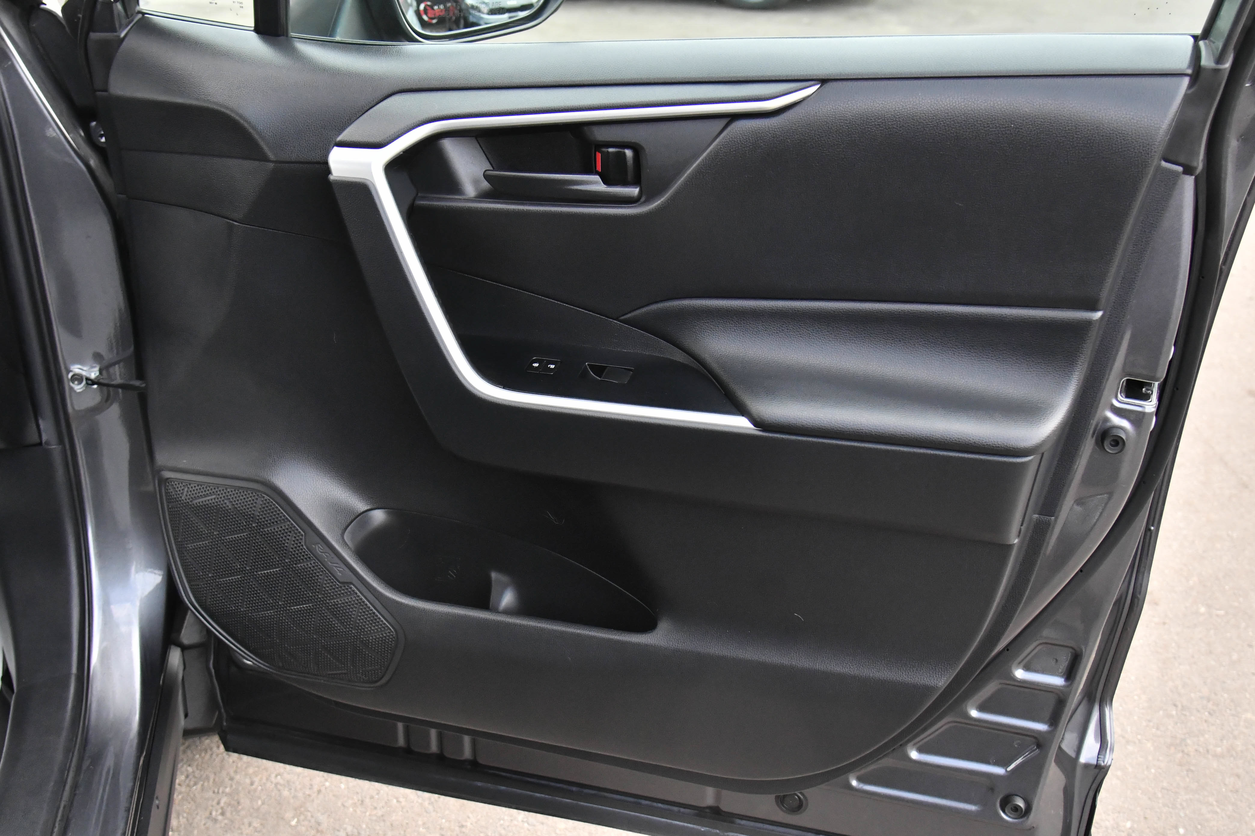 Used 2021 Toyota RAV4 LE FWD image 36