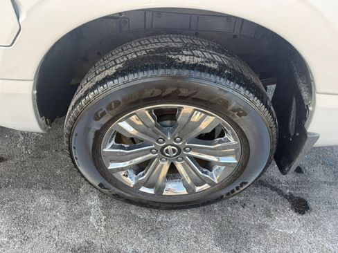 Used 2018 Nissan Titan SV w/ SV Convenience Package image 5