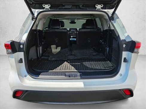 Used 2022 Toyota Highlander XLE AWD/4WD image 10