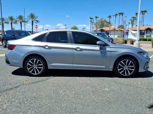 Certified 2025 Volkswagen Jetta SE FWD image 8