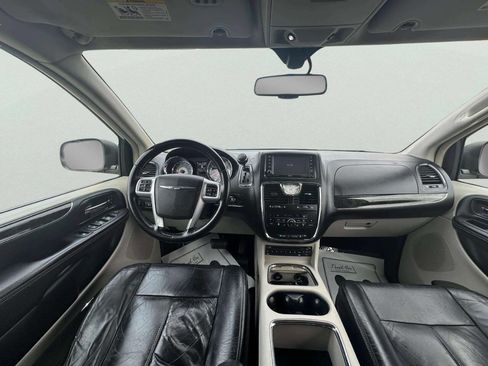 Used 2012 Chrysler Town & Country Limited image 18