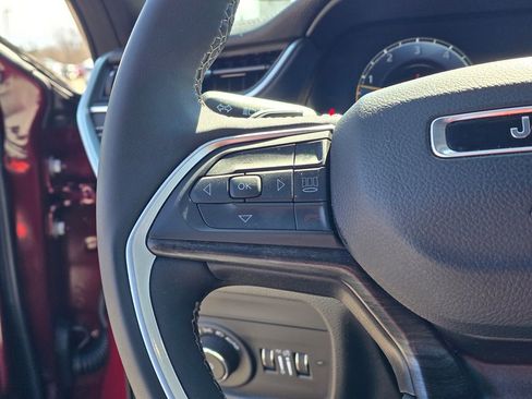 Used 2025 Jeep Grand Cherokee Limited image 14