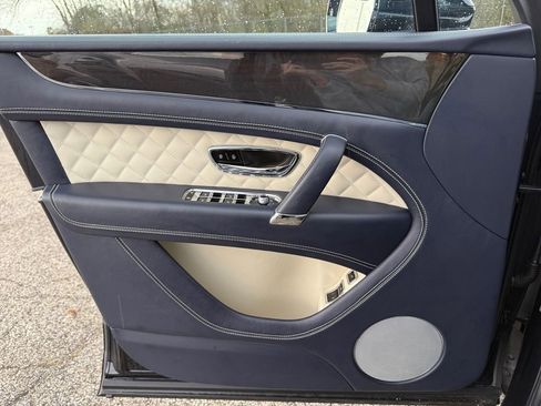 Used 2019 Bentley Bentayga image 13