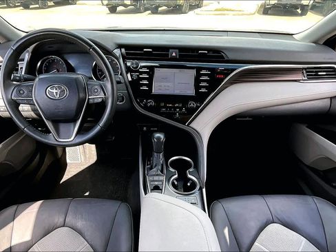 Used 2018 Toyota Camry XLE image 14