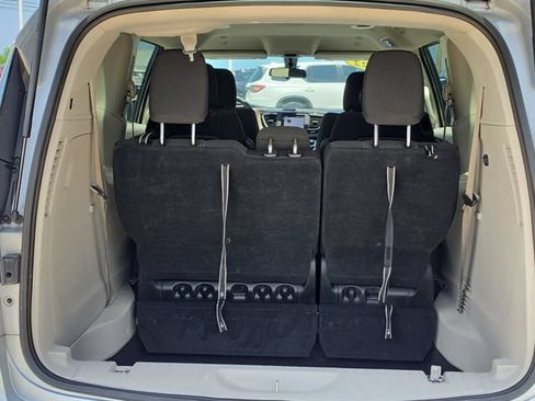 Used 2022 Chrysler Voyager LX FWD image 6