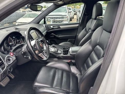 Used 2015 Porsche Cayenne Turbo image 12