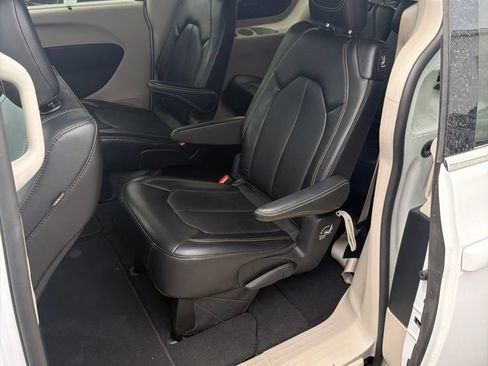 Used 2024 Chrysler Pacifica Touring-L FWD image 8