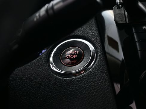 Used 2018 Nissan Rogue SV AWD/4WD image 23