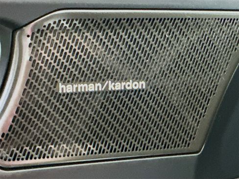 Used 2023 Volvo XC40 Recharge Ultimate w/ Protection Package Premier image 18