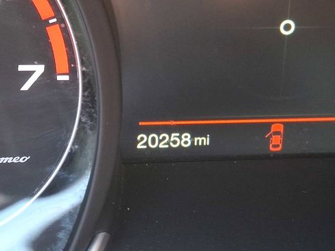 Used 2018 Alfa Romeo Giulia AWD image 16