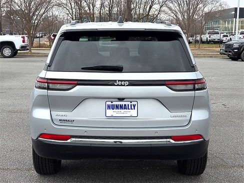 Used 2024 Jeep Grand Cherokee Laredo X image 4