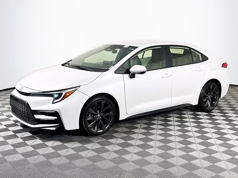 Used 2023 Toyota Corolla SE FWD image 4