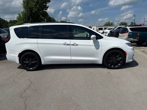 Used 2022 Chrysler Pacifica Limited w/ Uconnect Theater Family Group AWD/4WD image 4