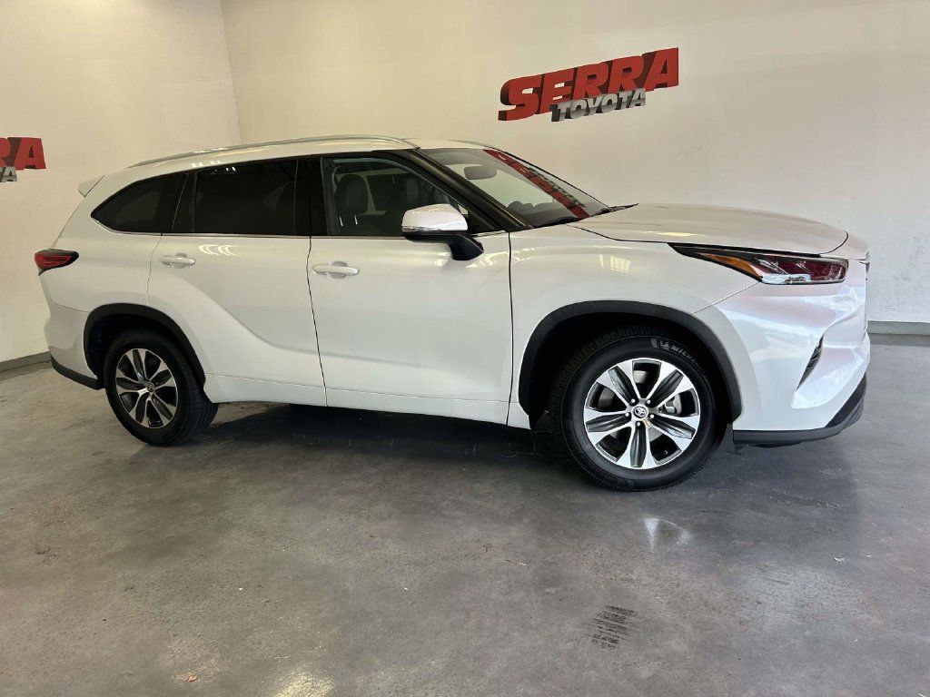 Used 2022 Toyota Highlander XLE FWD image 2