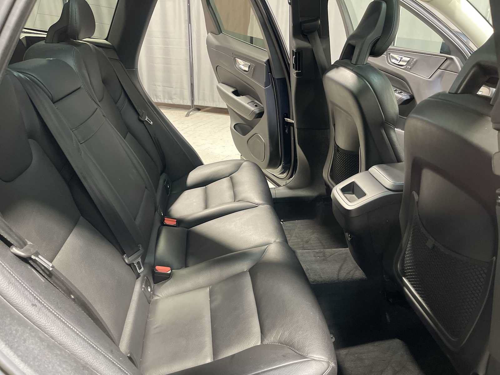 Used 2018 Volvo XC60 T5 Momentum w/ Vision Package AWD/4WD image 13