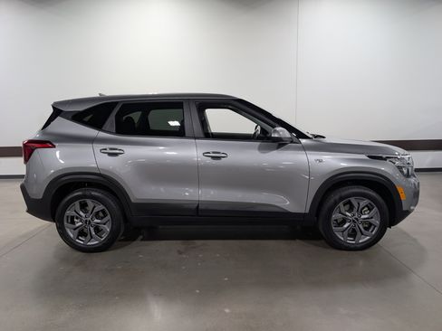 Used 2024 Kia Seltos LX image 2