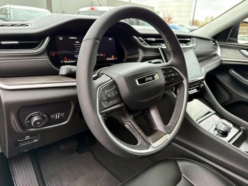 Used 2024 Jeep Grand Cherokee Limited w/ Black Appearance Package image 17