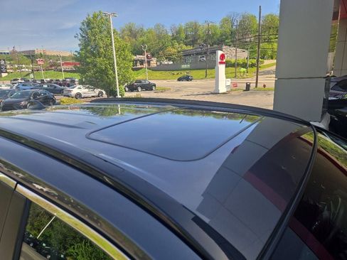 Used 2020 Toyota RAV4 Limited AWD/4WD image 10