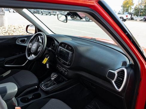 Used 2023 Kia Soul LX w/ Option Group 015 FWD image 21