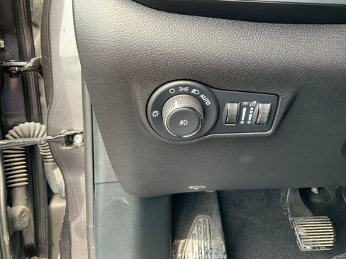 Used 2024 Jeep Compass Latitude w/ Altitude Special Edition AWD/4WD image 18