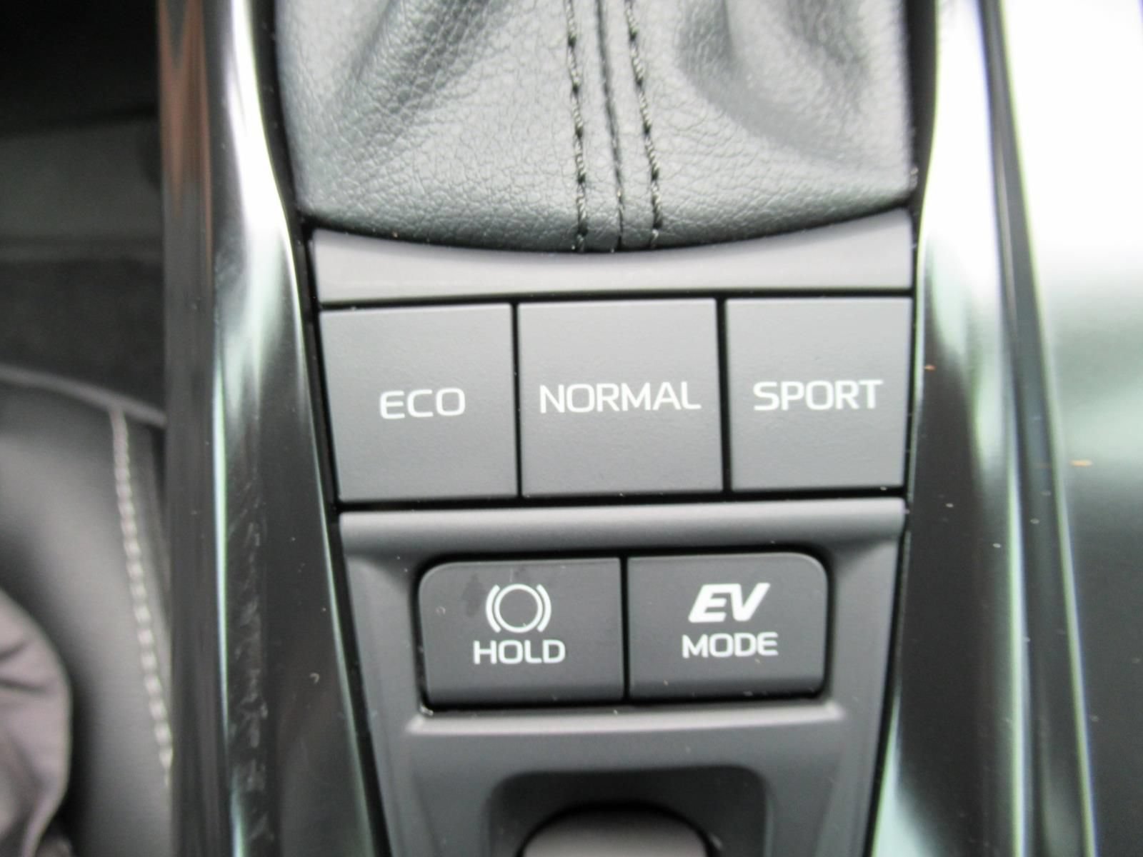 Used 2026 Toyota Camry Hybrid FWD image 25