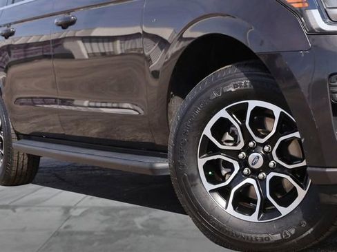 Used 2024 Ford Expedition Max XLT image 3