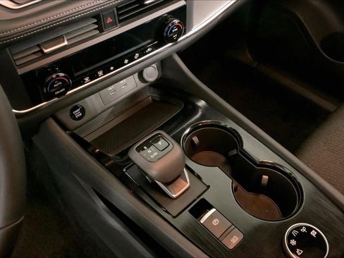 Used 2025 Nissan Rogue SV image 17