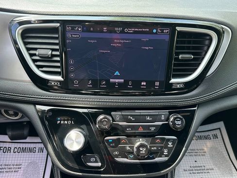 Used 2025 Chrysler Pacifica Limited FWD image 27