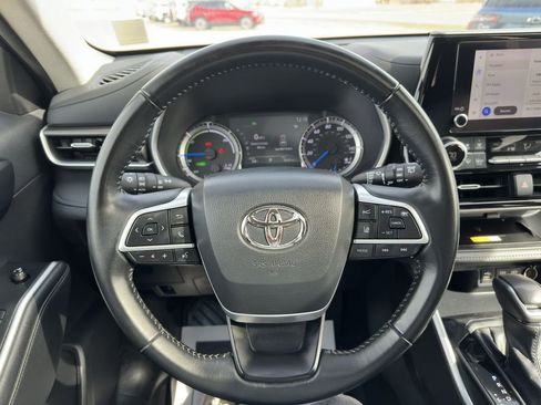 Used 2023 Toyota Highlander XLE image 8