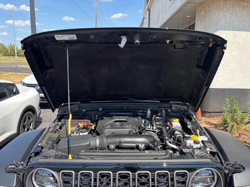 Used 2025 Jeep Wrangler Unlimited Rubicon AWD/4WD image 30