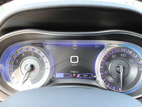 Used 2019 Chrysler 300 Touring RWD image 8