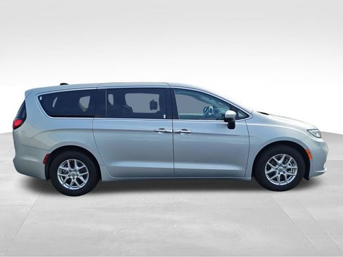 Used 2023 Chrysler Pacifica Touring-L FWD image 6