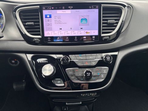 Used 2025 Chrysler Pacifica Select image 17