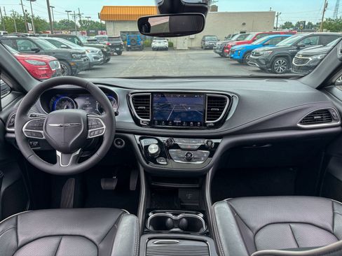Used 2026 Chrysler Pacifica Limited FWD image 33