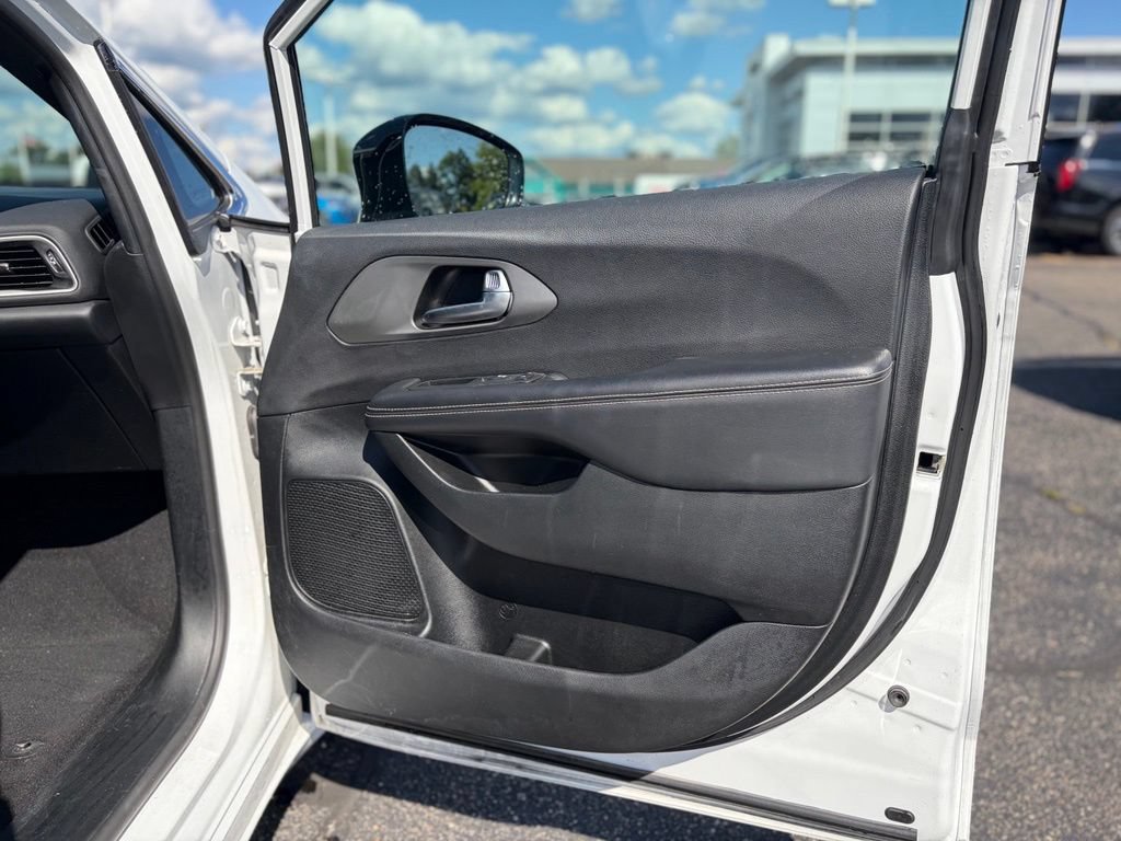 Certified 2025 Chrysler Pacifica Select FWD image 18