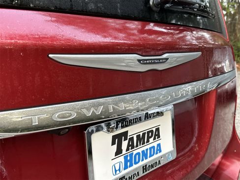 Used 2016 Chrysler Town & Country Touring image 7