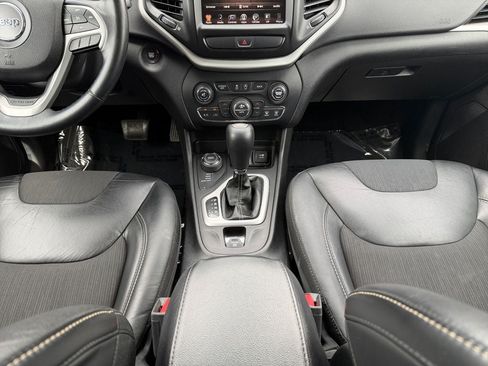 Used 2018 Jeep Cherokee Latitude Plus w/ Comfort/Convenience Group AWD/4WD image 12