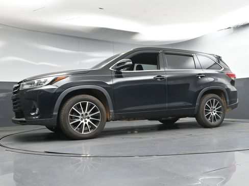 Used 2018 Toyota Highlander SE FWD image 23