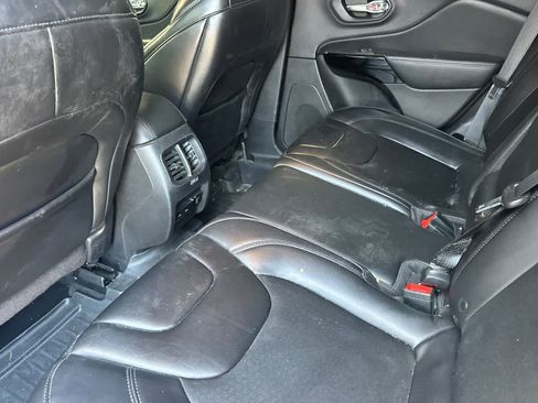 Used 2019 Jeep Cherokee Latitude Plus AWD/4WD image 5