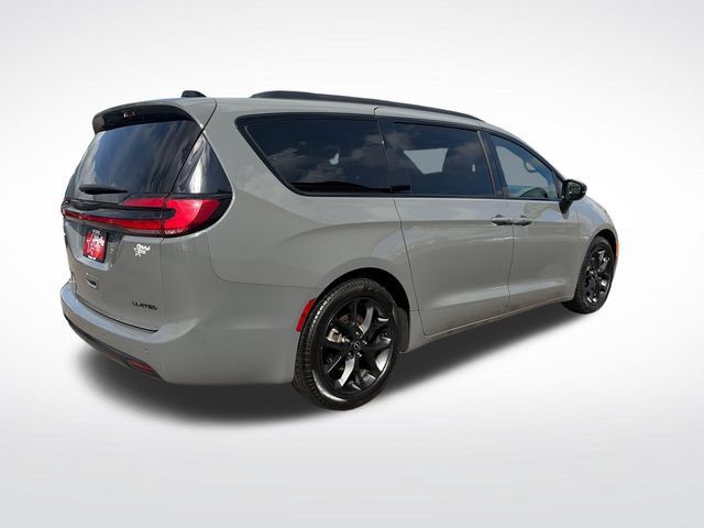 Used 2025 Chrysler Pacifica Limited FWD image 9