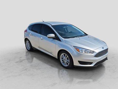 Used 2018 Ford Focus SE FWD image 2