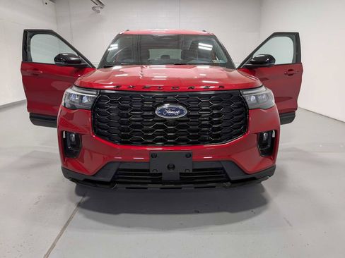 Used 2025 Ford Explorer ST-Line w/ ST-Line Street Pack AWD/4WD image 14