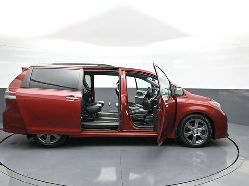 Used 2017 Toyota Sienna SE FWD image 44