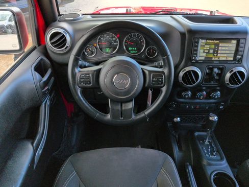 Used 2015 Jeep Wrangler Unlimited Sahara w/ Connectivity Group AWD/4WD image 16