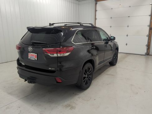 Used 2019 Toyota Highlander AWD V6 image 4
